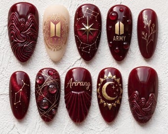 BTS Deep Dark Burgundy 3D strukturierte Presse auf den Nägeln, Gold Konstellation Mond Sonne Kunst, Logo Charms, Arirang Nägel, Kpop Fan Geschenk