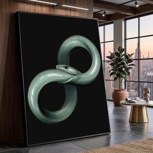 Könnte beinhalten: Gerahmter Kunstdruck mit einer stilisierten Schlange in Form einer Acht. Die Schlange ist hellgrün mit roten Augen, vor einem schwarzen Hintergrund. Das Kunstwerk wird in einem modernen Innenraum gezeigt.