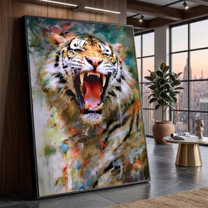 Könnte beinhalten: Große, gerahmte Leinwandkunst mit einem brüllenden Tiger mit offenem Maul und sichtbaren Zähnen. Das Kunstwerk verwendet einen lebendigen Aquarellstil mit Farbspritzern, darunter Orange, Gelb, Grün und Blau. Das Tigerfell ist mit schwarzen Streifen detailliert.