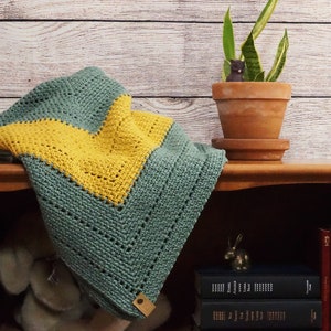 Manta de crochet en tonos verde azulado y dorado