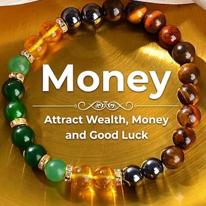 Op de afbeelding: Een kralenarmband met afwisselend groene, gele en bruine gepolijste stenen, gescheiden door kleine goudkleurige tussenstukjes met heldere kristallen. De tekst "Money" en "Attract Wealth, Money and Good Luck" staat in het midden afgebeeld.