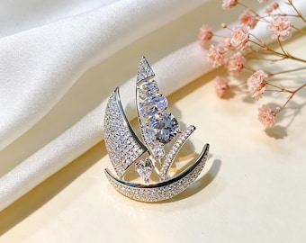 Segelbåtsbrosch, kavajnål i silverkristall, elegant nautisk brosch, dambrosch, kostymbrosch, examenspresent