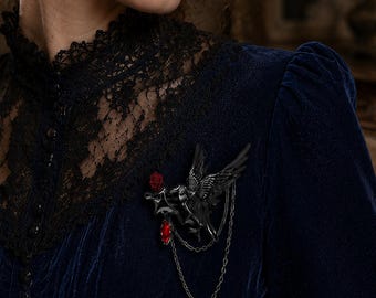 Broche gótico de cuervo negro con rosa roja y cadena, broche de estética oscura, joyería gótica elegante, accesorio llamativo para mujer.