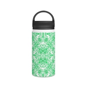 Könnte beinhalten: Eine weiße Wasserflasche mit schwarzem Griff und Deckel. Der Körper der Flasche ist mit einem grünen Blumenmuster verziert. Die Flasche ist so konzipiert, dass sie Getränke kalt oder heiß hält.