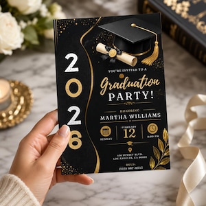 Puede incluir: Una tarjeta de invitación negra para una fiesta de graduación con el año 2026 en grandes números dorados y blancos. El diseño incluye un birrete negro, un diploma enrollado, detalles de hojas doradas y el texto Graduation Party.