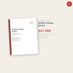 以下が含まれることがあります： 「Wildfire-Ready Binder」と書かれた白いバインダー。赤いアクセントがあり、「The Alberta Homeowner's」と機能の一覧が含まれています。表紙には「AB」の文字が入った小さな円があります。背景は薄いベージュ色です。