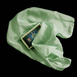 Paño de Tarot de Seda Verde Suave con Cristal Marino - Paño de Altar - Teñido a Mano 50x50 cm... 100 % Seda