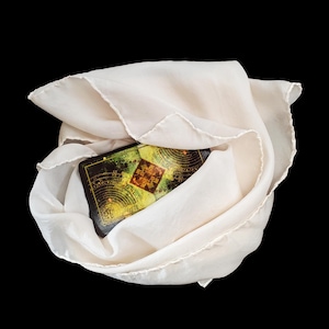 Lunaria Seiden-Tarot-Tuch - Handgefärbtes 50 x 50 cm Altartuch - 100% Seide mit sanftem braunen Unterton