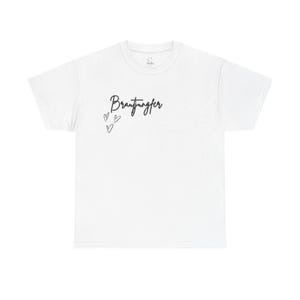 Könnte beinhalten: Ein weißes T-Shirt mit kurzen Ärmeln, das auf der linken Brustseite den schwarzen, kursiven Schriftzug Brautjungfer trägt, ergänzt durch drei kleine, handgezeichnete schwarze Herzumrisse, die vertikal unter dem Wort angeordnet sind.