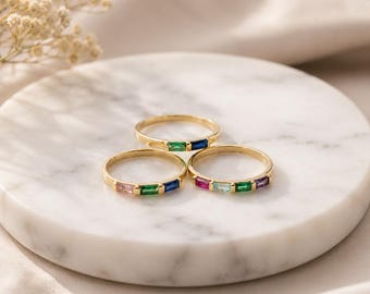 Anello in oro con gemma taglio baguette, anello impilabile minimalista arcobaleno, gioiello delicato per tutti i giorni.