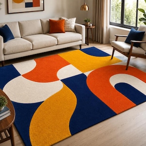 Peut inclure: Un tapis rectangulaire présentant un motif géométrique audacieux avec de grandes formes courbes en bleu marine profond, orange vif, jaune moutarde et blanc crème. Le design se compose d'arches entrelacées et de formes fluides.