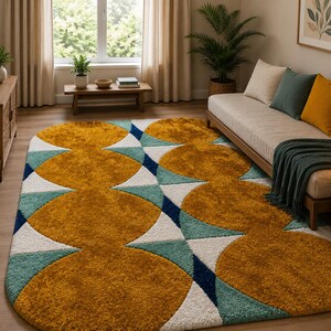 Peut inclure: Un tapis ovale avec un motif géométrique composé de grands cercles jaune moutarde, de triangles bleu sarcelle et de segments blancs. Le tapis présente une texture à poils longs et épais avec de petits accents bleu marine aux intersections.
