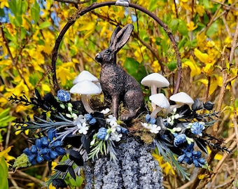 Mini corona floral luminosa con forma de liebre y setas, decoración pagana estilo cottagecore