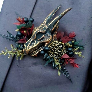 X1 Drachenschädel d20 floral Einstecktuch Boutonnière, Knopfloch Alternative faux Dungeons Dragons Hochzeit Corsage nach Maß jede mögliche Farbe