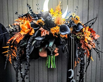 Ramo de flores artificiales con iluminación celestial, rosa lunar y lirio de cala, estilo gótico alternativo, naranja y negro.