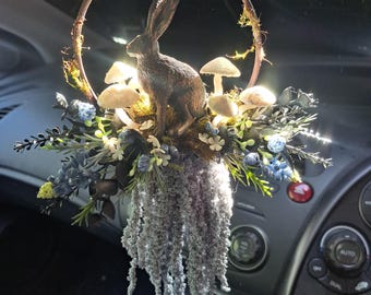 Mini corona floral luminosa con forma de liebre y setas, decoración pagana estilo cottagecore