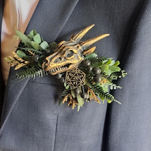 X1 dragon skull d20 floral pocket boutonnière, buttonhole alternative dungeons Dragons wedding corsage