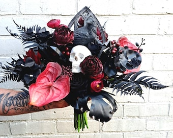 Ramo de novia gótico: calavera, cuervo, cristal de obsidiana y rosas burdeos