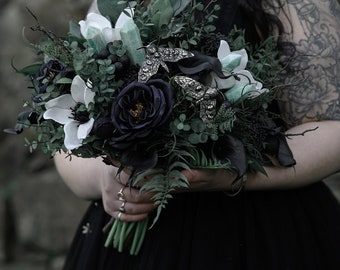 Ramo de novia gótico de cristal de amazonita, rosa negra, follaje y polilla