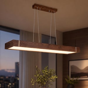 Op de afbeelding: Een rechthoekige lineaire hanglamp met een donkerbruin houten frame en een lang, geïntegreerd LED-lichtpaneel aan de onderzijde. De armatuur hangt aan het plafond via dunne metalen kabels die aan een houten plafondkap zijn bevestigd.