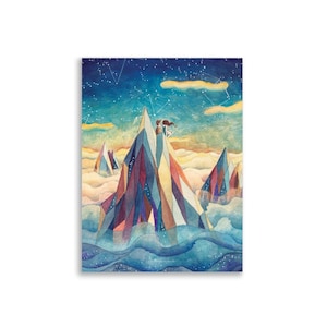 Puede incluir: Una colorida impresión artística que representa un paisaje montañoso bajo un cielo estrellado. Las montañas son geométricas, con tonos azules, rojos y amarillos. Dos figuras están en la cima del pico central, con nubes y agua debajo.