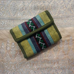 Cartera corta tribal hecha a mano con bordado étnico