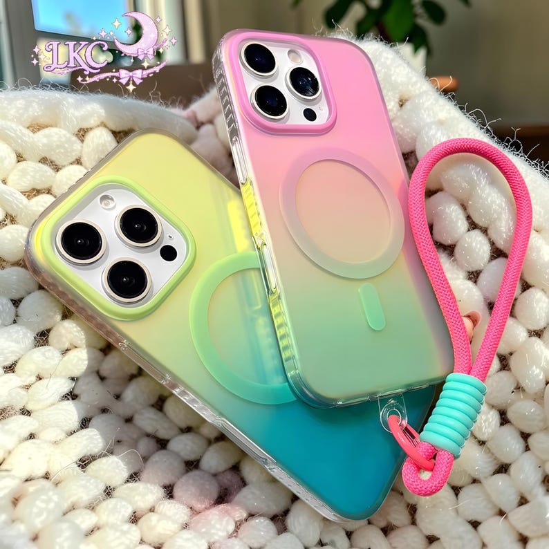Puede incluir: Dos fundas para tel&eacute;fono con colores degradados. Una funda transita de rosa a amarillo, y la otra de amarillo a verde azulado. Ambas cuentan con un anillo magn&eacute;tico circular en la parte posterior y un recorte para la c&aacute;mara. Incluye una correa.