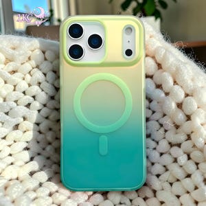 Puede incluir: Una funda para smartphone con un degradado suave que va del amarillo p&aacute;lido en la parte superior al verde azulado vibrante en la inferior. La funda incluye un anillo magn&eacute;tico MagSafe circular en el centro y un recorte elevado para tres lentes.