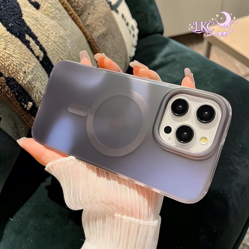Puede incluir: Una funda para smartphone transl&uacute;cida con acabado mate en un suave tono lavanda, que presenta un anillo magn&eacute;tico MagSafe circular en la parte posterior y un recorte elevado para el m&oacute;dulo de la c&aacute;mara. La funda tiene una textura suave.