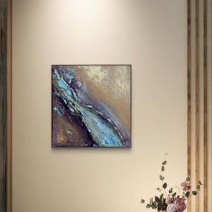 Op de afbeelding: Een vierkant abstract schilderij met een textuurrijke compositie van dieppaarse, aardebruine en metallic goudtinten, doorkruist door een levendige, felblauwe diagonale streep met dikke verfaanbrenging en zichtbare penseelstreken.