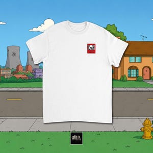 Könnte beinhalten: Ein weißes kurzärmeliges T-Shirt mit einem kleinen rechteckigen roten Logo im oberen linken Brustbereich. Das Logo enthält den schwarzen Schriftzug Duff mit einem diagonalen Strich. Das T-Shirt hat einen Rundhalsausschnitt und weißen Stoff.