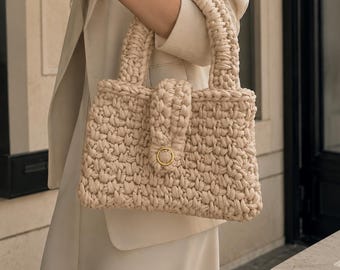 Borsa Handmade in Fettuccia Nera con manici morbidi lavorati e impreziosita da bottone elegante  | Borsa Uncinetto Artigianale Donna