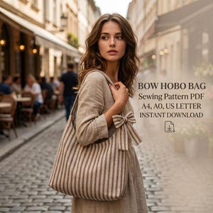 Könnte beinhalten: Eine Hobo-Tasche mit vertikalem Streifenmuster in Beige und Dunkelbraun, verziert mit einer Stoffschleife am Träger. Der Text lautet: BOW HOBO BAG Sewing Pattern PDF A4, A0, US LETTER INSTANT DOWNLOAD mit einem Download-Symbol.