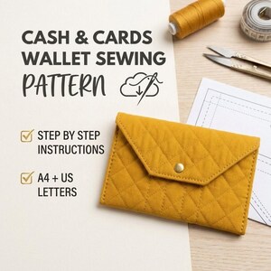 Peut inclure: Un portefeuille matelassé jaune moutarde avec un bouton-pression, accompagné d'un patron de couture intitulé CASH & CARDS WALLET SEWING PATTERN, des instructions étape par étape, A4 + US letters, du fil, des ciseaux et un ruban à mesurer.
