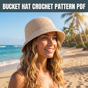 Puede incluir: Un sombrero de pescador de ganchillo en color beige con un patrón de punto tejido texturizado y un ala inclinada hacia abajo. La imagen incluye el texto BUCKET HAT CROCHET PATTERN PDF en la parte superior, indicando un documento digital.