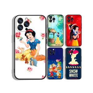 Puede incluir: Cinco fundas para smartphone con personajes y escenas de Blancanieves. Una funda grande muestra a Blancanieves con animales del bosque. Las pequeñas muestran un pozo, la Reina Malvada, los siete enanitos y una manzana con el texto Snow White.