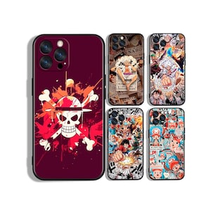 Può includere: Cinque cover per smartphone con disegni dell'anime One Piece. Una cover è rosso scuro con un logo bianco di teschio e ossa incrociate. Le altre quattro mostrano collage colorati di personaggi, scene d'azione e manifesti di ricercati.