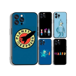Puede incluir: Cinco fundas para teléfono con diseños de Futurama. Una funda grande azul muestra el logotipo de Planet Express. Cuatro fundas más pequeñas muestran varios gráficos de personajes, incluyendo a Bender, figuras pixeladas y siluetas sobre fondos negros y azules.