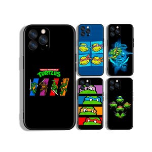 Könnte beinhalten: Fünf schwarze Smartphone-Hüllen mit Teenage Mutant Ninja Turtles-Grafiken. Die Designs zeigen das Logo mit vier Charakteren, ein blaues Raster mit Gesichtern, eine blaue Actionszene, ein Streifenmuster mit Schildkrötenaugen und eine Gruppe.