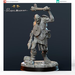 Könnte beinhalten: Eine graue Miniaturfigur einer kahlen, muskulösen humanoiden Kreatur mit breitem Mund und spitzen Ohren. Sie trägt eine zerlumpte Weste, hält eine Holzkeule über dem Kopf und trägt einen kreisförmigen Schild auf der Brust. Ein Fass steht am Fuß.