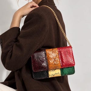 Borsa a busta vintage multicolore in pelle di serpente, catena dorata, design patchwork