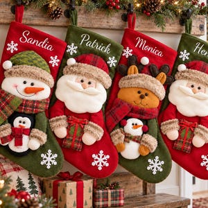 Puede incluir: Cuatro calcetines navideños colgados en fila, cada uno con una aplicación de personaje de peluche. Los calcetines están personalizados con los nombres Sandia, Patrick, Monica y Henry en letra blanca, decorados con copos de nieve y cuadros.