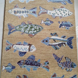 Tapete de lã tecido à mão com estampa de peixes, tapete náutico para área costeira, dourado e azul, tufado e feito à mão.