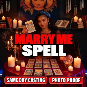 Puede incluir: Una persona sostiene la carta del tarot Los Amantes tras una mesa redonda con mantel rojo oscuro, con doce cartas en cuadrícula, una bola de cristal y velas blancas. El texto dice: MARRY ME SPELL, SAME DAY CASTING, PHOTO PROOF.
