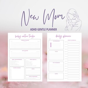 Könnte beinhalten: Ein weißer Planer mit dem Text "New Mom ADHD Gentle Planner" in Lila. Der Planer enthält Abschnitte für einen Baby-Routine-Tracker und einen Tagesplaner. Das Design zeigt eine Strichzeichnung einer Mutter und eines Kindes.
