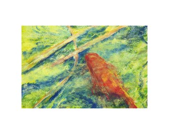 Könnte beinhalten: Abstrakte Malerei eines Koi-Karpfens, der in einem Teich schwimmt. Der Fisch ist orange und das Wasser ist eine Mischung aus Grün, Blau und Gelb. Das Gemälde hat einen strukturierten, impressionistischen Stil.