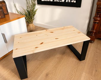 Loft-Couchtisch mit Holzplatte und schwarzen Stahlbeinen