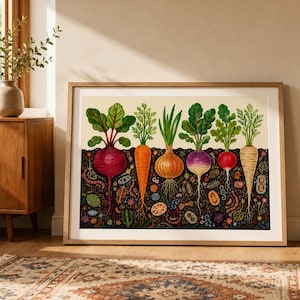 Pode incluir: Uma impressão artística horizontal emoldurada que retrata uma secção transversal do solo com seis vegetais de raiz coloridos, incluindo beterraba, cenoura, cebola, nabo, rabanete e pastinaca, rodeados por ilustrações de microrganismos.