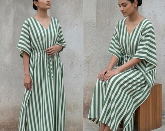 Vestido maxi estilo caftan listrado em verde e branco, em algodão, ideal para usar como saída de praia ou roupa de descanso em resorts.