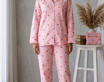 Katoenen pyjamaset met roze hartjes | Nachtkleding met lange mouwen, button-down, gezellige loungeset